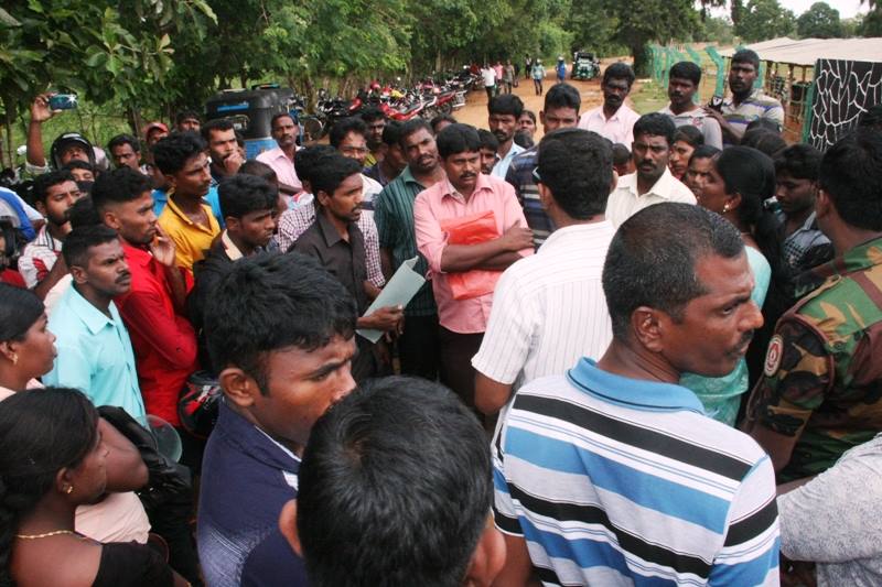 சிவில் பாதுகாப்புப் பிரிவு என்ற படைமுகாமுக்கு முன்னே நூற்றுக்கணக்கான பெண், ஆண் போராளிகள்